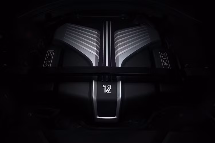 Chế tác của Cullinan Black Badge: Phiên bản màu đen huyền bí của hệ khung “The Architecture of Luxury”. Không chỉ mang lại độ cứng phi thường cho thân xe, hệ khung không gian này mà còn mang lại khả năng biến đổi linh hoạt cho phép Cullinan Black Badge được trang bị hệ thống dẫn động bốn bánh và hệ thống lái bốn bánh của Cullinan.