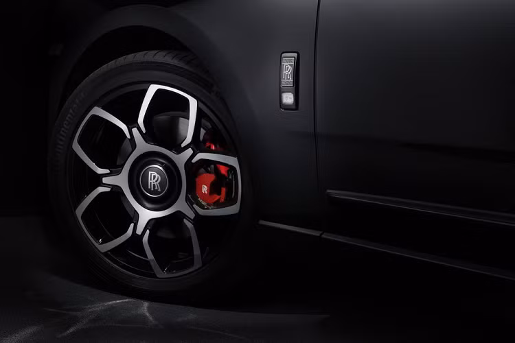 Diện mạo của mẫu xe sang Rolls-Royce Cullinan một lần nữa được đẩy lên kịch tính hơn với bộ la-dăng rèn 22 inch hoàn toàn mới được chế tác dành riêng cho Black Badge Cullinan. Bộ la-dăng này được thiết kế theo phong cách Black Badge với hình dạng vừa giống bánh răng, vừa giống biểu tượng vô cực để thể hiện khả năng vận hành vô hạn của chiếc xe.
