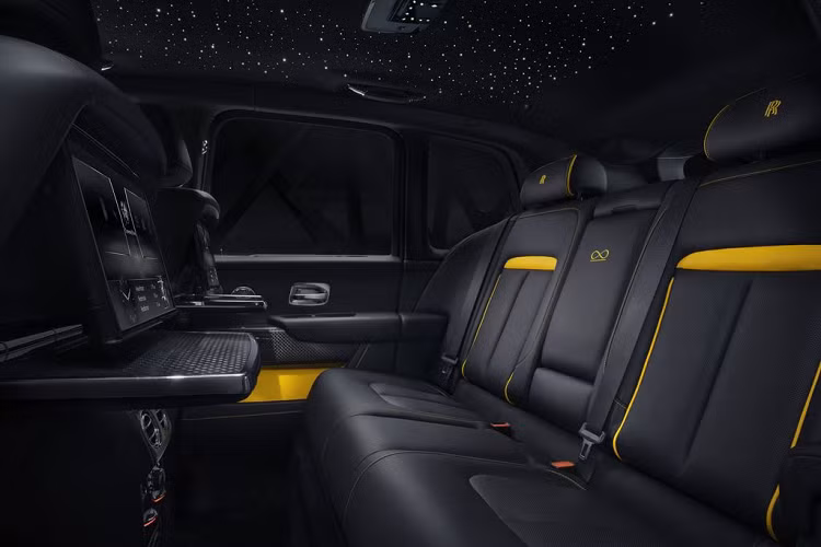 Cũng như Spirit of Ecstasy, lưới tản nhiệt Patheon và hai chữ R lồng vào nhau, trần xe kiểu bầu trời sao cũng trở thành một biểu tượng độc đáo của Rolls-Royce. Sự hiện diện của bầu trời sao trên Black Badge Cullinan càng làm không gian nội thất nổi bật hơn bằng cách chiếu ánh sáng êm dịu lên bề mặt các ghế da cao cấp.