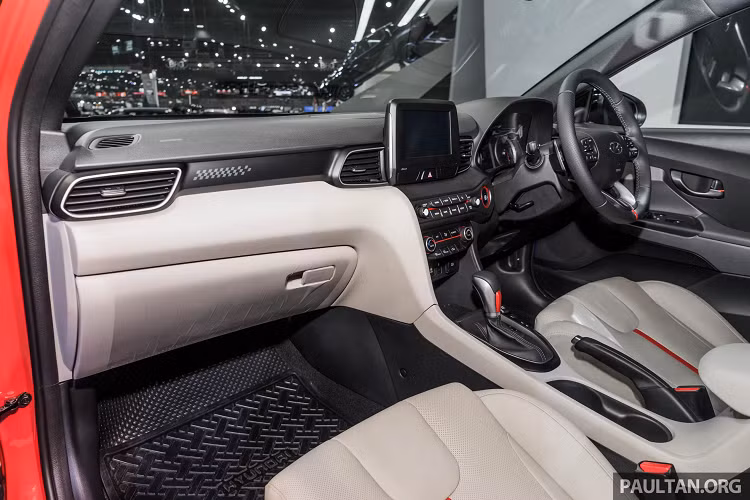 Kiểu động cơ và hiệu suất của Hyundai Veloster turbo tương tự Hyundai Elantra Sport đang bán tại Việt Nam.