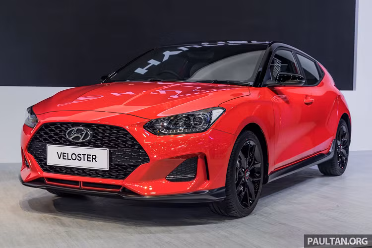 Mẫu xe hatchback Hyundai Veloster 2020 đã chính thức trình làng Đông Nam Á tại Triển lãm Ôtô Thái Lan. Xe được thiết kế lại đáng kể về ngoại thất và nội thất. Giống như thế hệ đầu tiên, thân xe theo kiểu bất đối xứng 2+1 được giữ lại, nhưng thiết kế tổng thể góc cạnh hơn. Lưới tản nhiệt hình lục giác rộng hơn, kết hợp với đèn pha sắc cạnh, nắp capo gân guốc và cản trước trông dữ dằn hơn. 