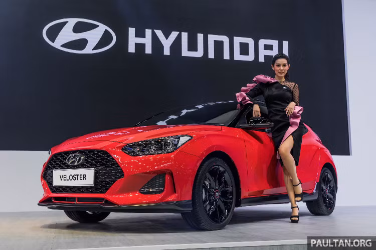 Mẫu xe Hyundai Veloster 2020 mới vừa chính thức ra mắt tại Thái Lan được trang bị động cơ 1.6L tăng áp, công suất 201 mã lực. Đây là mẫu xe từng gây chú ý tại thị trường Việt dưới dạng hatchback 4 cửa đầy cá tính.