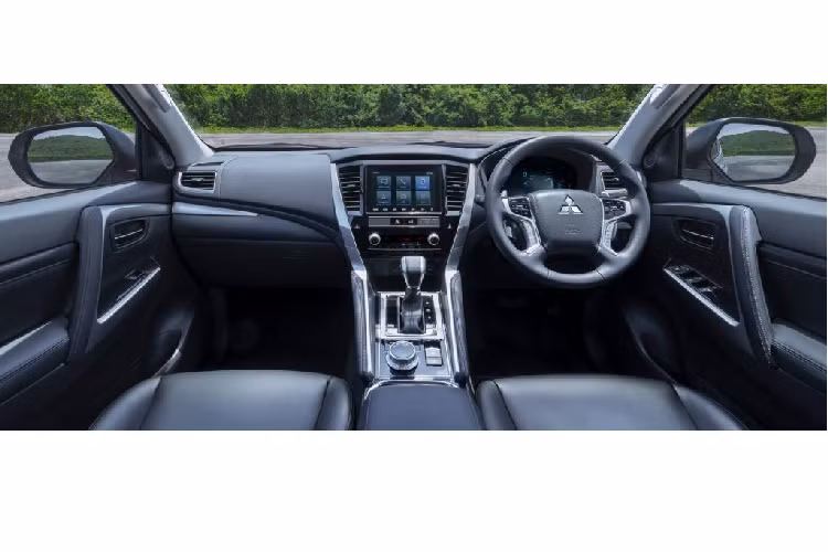 Không gian nội thất của Mitsubishi Pajero Sport 2020 phiên bản thể thao không đón nhận nhiều sự thay đổi đáng kể. Hãng xe Nhật Bản chỉ thêm một số trang bị như thảm lót sàn cao su cho khoang hành lý, tem nội thất giả carbon và đặc biệt là hệ thống camera hành trình phục vụ cho người lái.
