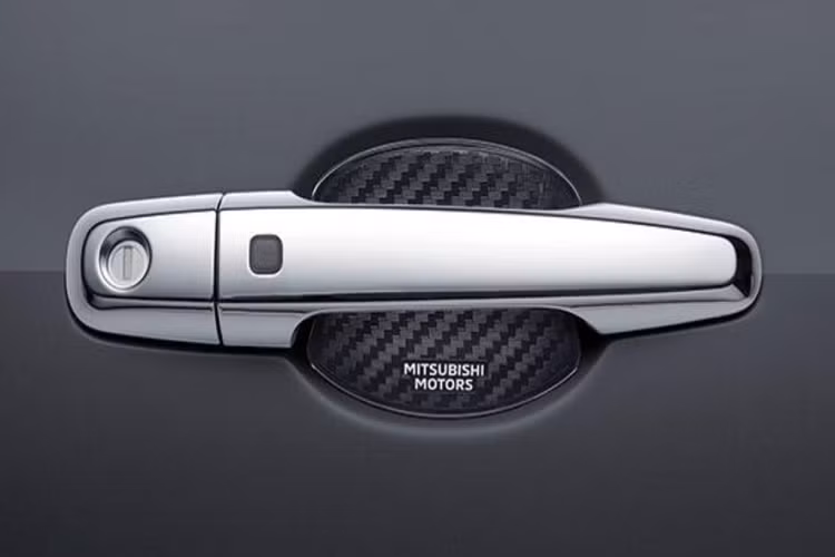Tay nắm cửa ốp chrome cùng chi tiết bên trong giả carbon khá độc đáo