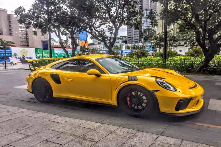Mới đây, giới mê xe tại TP HCM đã vô tình bắt gặp siêu phẩm Porsche 911 GT3 RS 2019 đầu tiên tại Việt Nam lăn bánh trên phố cùng cặp biển số trắng đầy bất ngờ. Mẫu xe này mang nước sơn ngoại thất màu vàng Racing Yellow nổi bật và thuộc đời 2019, mang mã hiệu 991.2 ra mắt lần đầu tiên tại triển lãm Geneva năm 2018.