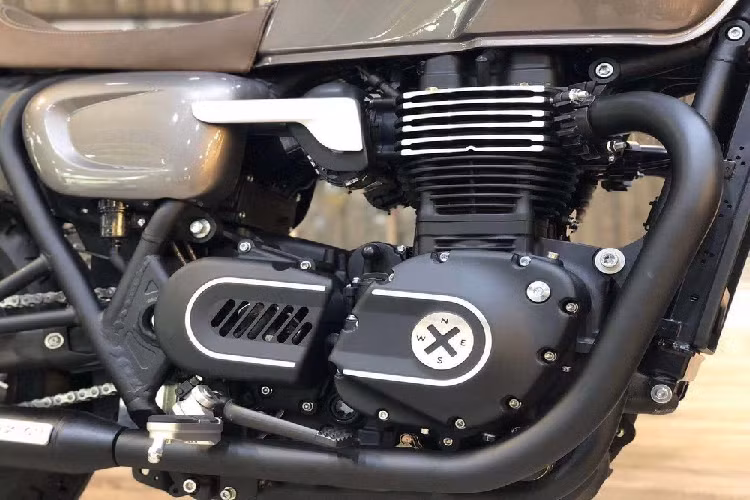 Theo đó, Brixton cũng đã sở hữu riêng cho mình một gian hàng hoành tráng tại EICMA 2019 với những mẫu xe mới nhất của mình. Giữa dàn xe mang kiểu dáng cổ điển với BX500 hay còn gọi là Crossfire 500 thì nổi bật nhất chính là bản Brixton 1200 Concept 2020 được cho là mang khối động cơ 1.200cc cùng dáng vẻ khá quen thuộc.