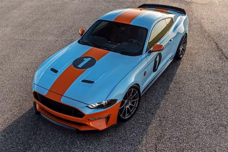 Hệ thống treo của Mustang Gulf cũng được sửa đổi, dù không có công bố chi tiết nhưng có thể thấy gầm xe đã được hạ bớt nhằm cung cấp xử lý tốt hơn cho chiếc xe cơ bắp mạnh mẽ. Bộ khuếch tán thể thao tinh chỉnh và tất nhiên Mustang Gulf Heritage Edition cũng được bổ sung các huy hiệu đặc biệt.