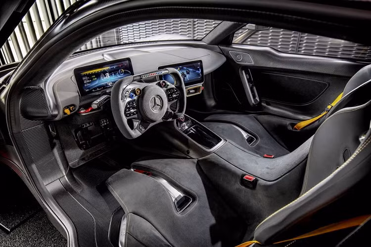 Mercedes-AMG One sẽ ra mắt với hệ dẫn động chia sẻ cùng chiếc F1 2017, sử dụng động cơ V6 1.6 lít công nghệ hybrid.