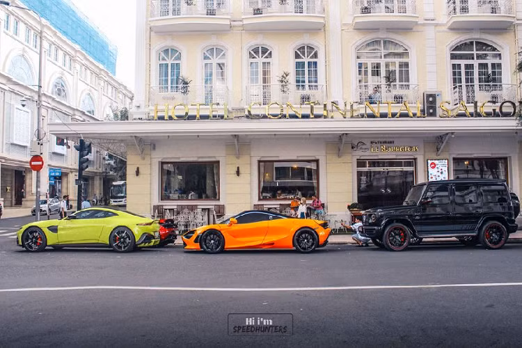 Vừa qua, tại trung tâm quận 1 TP HCM, nhóm siêu xe tại Việt Nam - Car Passion đã có buổi tụ họp ngắn để bàn về kế hoạch tổ chức hành trình Caravan Super Cars 2020. Sự có mặt cùng lúc của hàng loạt siêu xe đình đám bậc nhất tại Việt Nam như McLaren 720S, Mercedes-AMG G63 Edition-1, Aston Martin V8 Vantage, Lexus LC... đã thu hút đông đảo sự chú ý của giới mộ điệu trong nước cũng như người dân đi đường.