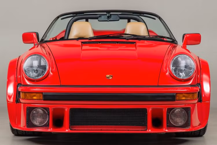 Siêu xe Porsche 962 Twin Turbo Speedster được xây dựng bởi hãng độ xe Capena Motorsport vào năm 1990. Chiếc xe được trang bị động cơ 962 đã được dựng và tinh chỉnh lại bởi Jerry Woods, hộp số 911 Turbo 5 cấp, sản sinh công suất lên tới 650 mã lực, mô men xoắn cực đại lên tới 745Nm.