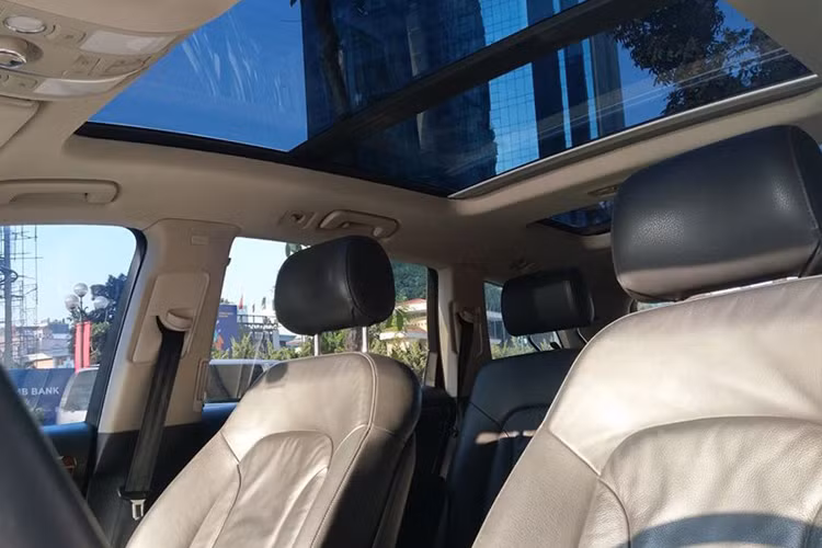 Audi Q7 2010 đã qua sử dụng có cửa sổ trời toàn cảnh cho cả 3 hàng ghế, trong đó cửa sổ trời của hàng thứ 3 được làm tách biệt.