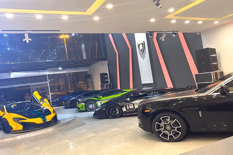 Những hình ảnh về dàn siêu xe tập trung tại garage ở quận 7 sắp khai trương khiến không ít người yêu xe tại Việt Nam ngỡ như mình đang "lạc" sang showroom nào đó của đất nước Dubai, Monaco, Mỹ hay London.
