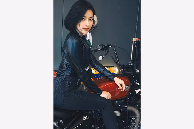 Tại thị trường "quê nhà" Anh Quốc, giá xe Triumph Bonneville Bobber khởi điểm từ 10.625 Bảng (tương đương 303 triệu đồng). Chiếc Bonneville Bobber đầu tiên về tới thị trường Việt Nam vào năm 2017 có giá dự kiến sau khi tính đủ thuế và các chi phí khác là 24,5000 USD (khoảng 580 triệu đồng).