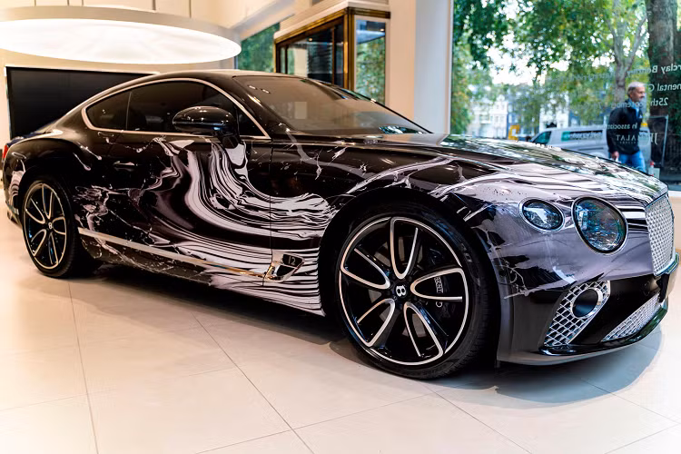 Bentley Continental GT độc nhất này được hoàn thiện trong lớp vỏ màu đen cùng những vòng xoáy màu trắng mang đến cho chiếc xe cảm giác tốc độ và chuyển động ngay cả khi đứng yên. Các hiệu ứng sơn chảy ở phía trước, theo góc độ mà càng về phía sau, sơn trắng đều tạo được hiệu ưng văng ra, tạo cho chiếc xe một diện mạo độc đáo tùy thuộc vào góc nhìn của nghệ sĩ.