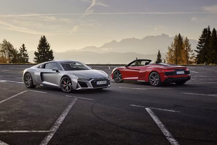 Tại lần trở lại này, siêu xe Audi R8 V10 RWD sẽ mang thiết kế của bản facelift với nhiều chi tiết được nâng cấp so với thiết kế đầu tiên của thế hệ thứ 2. Ở đầu xe, hai hốc gió bên được chia thành ba khoang theo hình mũi tên hướng vào trong, khá tương đồng với thiết kế hốc gió trên Lamborghini Huracan EVO. Lưới tản nhiệt ở giữa được thiết kế lớn và góc cạnh hơn, bổ sung thêm hai hốc nhỏ phía trên.