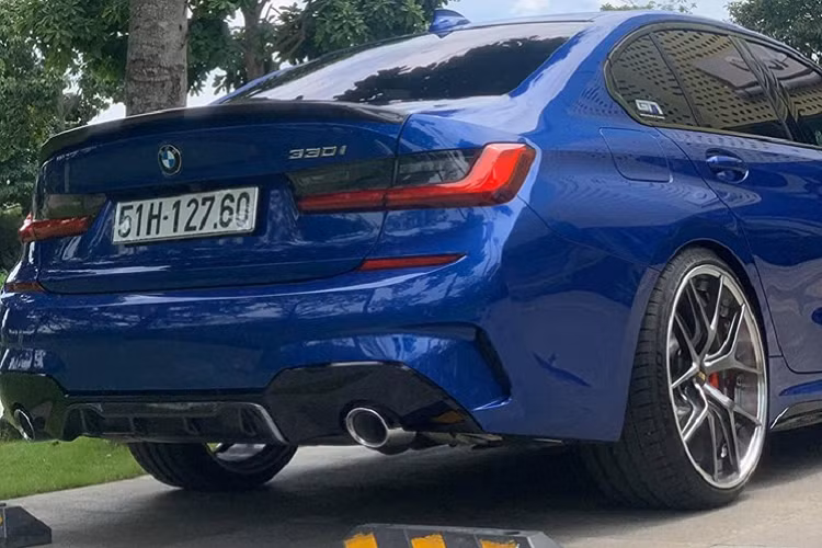 Phiên bản thể thao BMW 330i M Sport 2019 có những khác biệt ở kiểu dáng thiết kế bao gồm: Cản trước và cản sau phong cách thể thao M Sport, mâm xe hợp kim 18 inch M Sport, hệ thống phanh M Sport, vô-lăng bọc da kiểu thể thao M Sport, nội thất bọc da Vernasca cao cấp và ốp Nhôm thiết kế Tetragon.