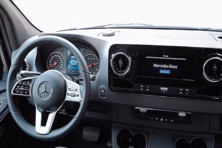 Ngoài việc được độ lại một số chi tiết phía sau để "biến hình" chiếc Mercedes-Benz Sprinter thành nhà di động Westfalia James Cook, các chi tiết phía trên khoang lái của xe vẫn không thay đổi so với nguyên bản của nhà sản xuất ôtô Đức.