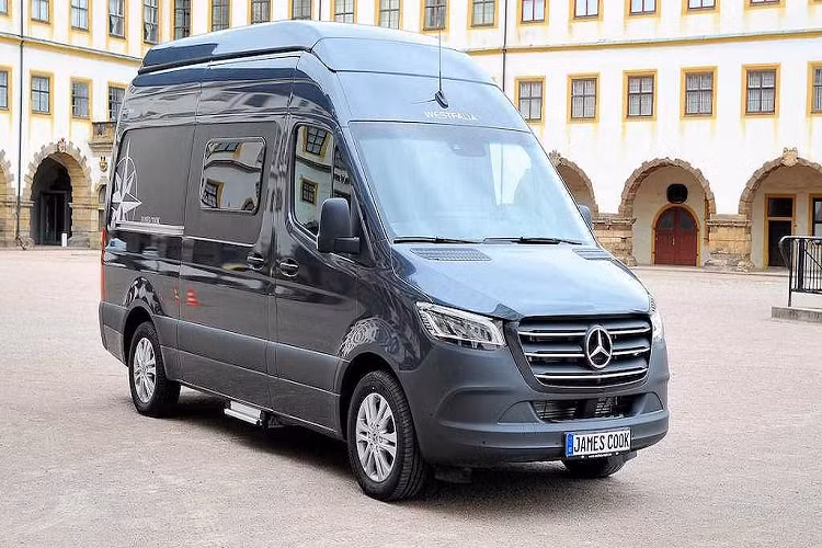 Chiếc xe này có không gian cabin rộng hơn bất kỳ một phiên bản Sprinter nào từ hãng xe sang Đức và đặc biệt, khách hàng có thể tự do điều chỉnh kích thước của cabin để biến nó thành nhà di động Mercedes Sprinter.