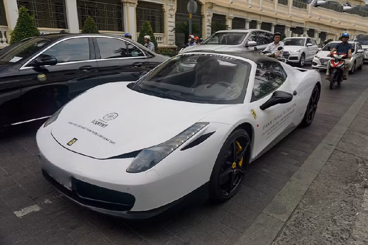 Mới đây, siêu xe Ferrari 458 Spider của vị doanh nhân nổi tiếng trong lĩnh vực cà phê đã bị bắt gặp sau khi trở về từ trung tâm bảo dưỡng chính hãng của Ferrari. Mẫu xe gần như “lột xác” với phần ngoại thất được đổi sang màu trắng đặc trưng của thương hiệu cà phê nổi tiếng bằng phương pháp dán decal, khác biệt với lớp sơn đỏ Rosso Corsa ở thời điểm được mang về Việt Nam, bộ mâm 5 chấu hình ngôi sao được sơn đen mờ mạnh mẽ thay cho bộ mâm bạc trước đó.