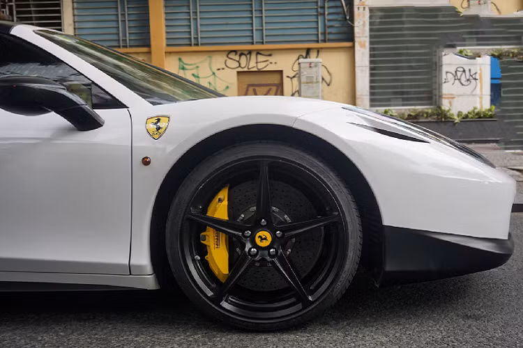 Ferrari 458 Spider sử dụng khối động cơ V8 hút khí tự nhiên có dung tích 4.5 lít, sản sinh công suất tối đa 562 mã lực tại vòng tua máy 9.000 vòng/phút và mô men xoắn cực đại đạt mức 540 Nm. Kết hợp với hộp số 7 cấp ly hợp kép giúp cho “siêu ngựa” chỉ mất vỏn vẹn 3,4 giây để tăng tốc từ 0-100 km/h trước khi đạt tốc độ tối đa là 320 km/h.