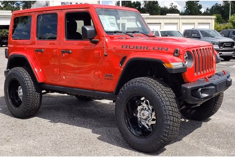 4. 2018 Jeep Wrangler Rubicon: Ở phiên bản Rubicon, Jeep Wrangler sử dụng bộ lốp có kích thước lên đến 35 inch, trái tim của xe là khối động cơ 3.6L tạo ra công suất 285 mã lực. Jeep Wrangler Rubicon được cung cấp tùy chọn 2 cửa hoặc 4 cửa. 