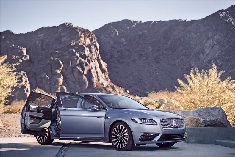 Các đơn giao xe đầu tiên của Lincoln Continental Coach Door Edition 2020 sẽ bắt đầu vào mùa xuân tới, hiện các đại lý đã nhận đơn đặt hàng với giá bán từ 115.470 USD (khoảng 2,68 tỷ đồng), chưa gồm phí giao xe, đắt hơn 40.000 USD (khoảng 930 triệu đồng) so với Continental Black Label.