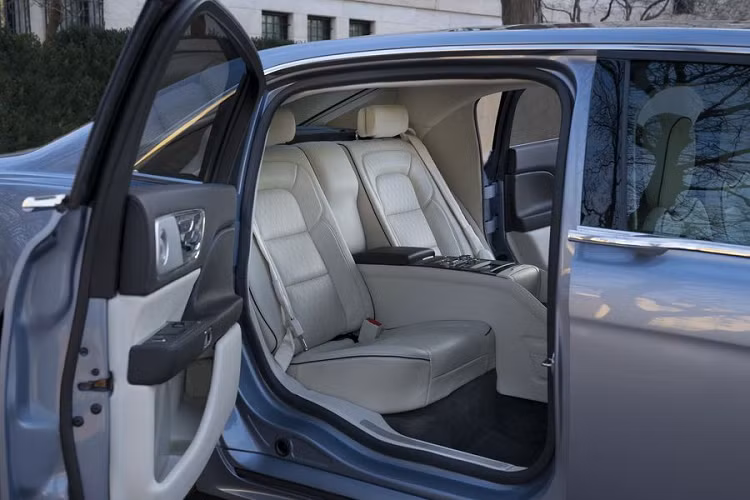 Sự đặc biệt của Continental Coach Door Edition 2020 được làm tròn với bậc cửa chiếu sáng và những chiếc ô hiệu Lincoln để trong cánh cửa.