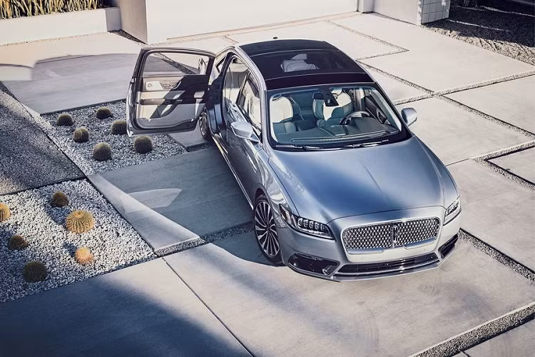 Về sức mạnh, Lincoln Continental Coach Door Edition mới vẫn sử dụng động cơ tăng áp kép V6 3.0L sản sinh công suất 400 mã lực và mô-men xoắn cực đại 542Nm.