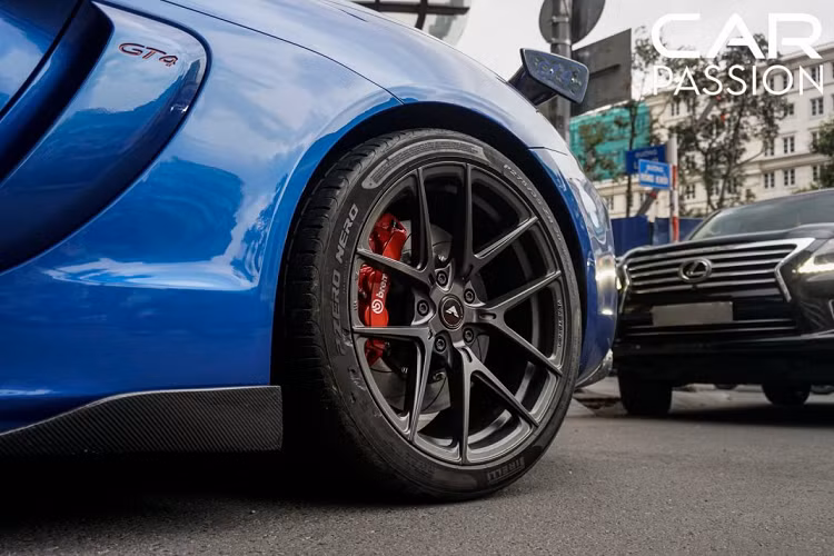 Cayman 2014 mất lần lượt 5,6 và 5,7 giây để tăng tốc từ 0-100 km/h khi sử dụng hộp số sàn 6 cấp và hộp số PDK ly hợp kép.