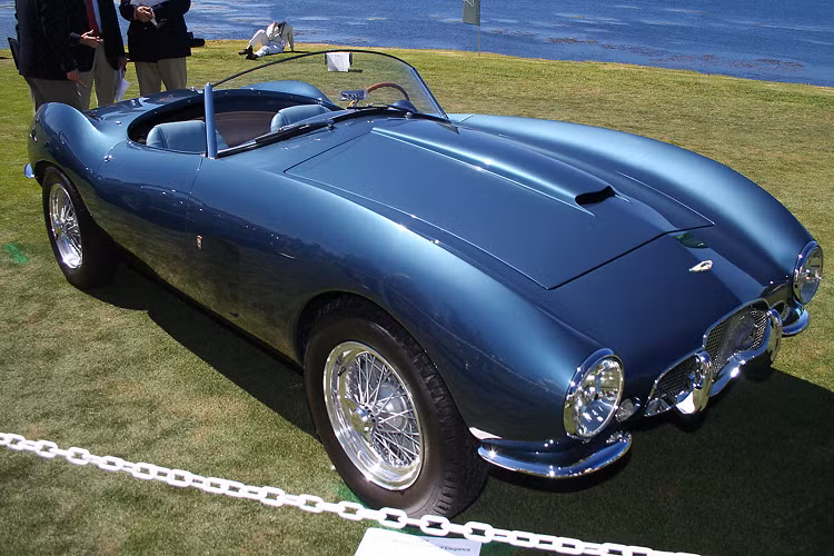 Aston Martin DB2/4 Bertone Spider Stanley H. “Wacky” Arnolt là một nhà công nghiệp ở Chicago, người đã nhập khẩu xe hơi nước ngoài vào Hoa Kỳ vào những năm 1950. Franco Scaglione đã đi làm trên khung gầm và tìm ra một thứ gì đó tuyệt đẹp. Ba trong số các khung gầm có thân máy bạn nhìn thấy bên dưới, với hai chiếc được trang bị tối thiểu để sử dụng thể thao trong khi chiếc còn lại được nạp đầy đủ cho sự sang trọng.
