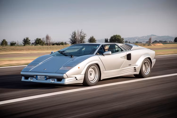 Lamborghini Countach Việc Countach trở thành một trong những chiếc xe in sâu vào ký ức của một thế hệ người cũng là cách Bertone tạo cho mình danh tiếng vào những năm 80. Marcello Gandini đã làm việc với thiết kế của Countach trong khi còn làm việc trên Stratos và nó sử dụng ngôn ngữ thiết kế giống mẫu concept Lancia Stratos Zero.