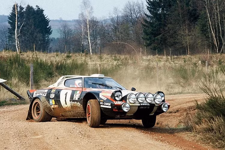 Lancia Stratos HF Vào thời điểm đầu những năm 1970, Lancia thường hợp tác nhà thiết kế Pininfarina cho kiểu dáng của những chiếc xe của mình. hãng thiết kế xe ôtô Bertone biết Lancia đang tìm cách thay thế Fulvia để sử dụng trong các cuộc đua rally, và có Marcello Gandini, người đứng sau siêu xe Lamborghini Muira và sau đó là Countach, để đưa ra một thiết kế để gây ấn tượng với Lancia.