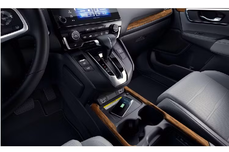 Về thiết kế ngoại thất, CR-V model 2020 sở hữu phần lưới tản nhiệt mới, đèn sương mù được mở rộng và xuất hiện thêm 3 màu sắc ngoại thất. Ba phiên bản EX, EX-L và Touring đều được đổi mới với cụm đèn sương mù LED bo tròn, mâm 19-inch mới và bộ ống xả mạ crom.