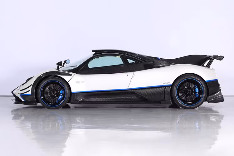 Ngoài siêu xe Pagani Zonda Riviera, một số chiếc siêu xe khác cũng được bán khá thành công như Bugatti Chiron 110 ANS (chiếc đầu tiên được giao đến tay khách hàng) với giá 3,4 triệu USD. Một chiếc Ferrari LaFerrari khác được bán với giá 2,2 triệu USD trong khi chiếc xe giữ kỉ lục tốc độ một thời – Bugatti Veyron Super Sport WRE được bán với giá 1,9 triệu USD.