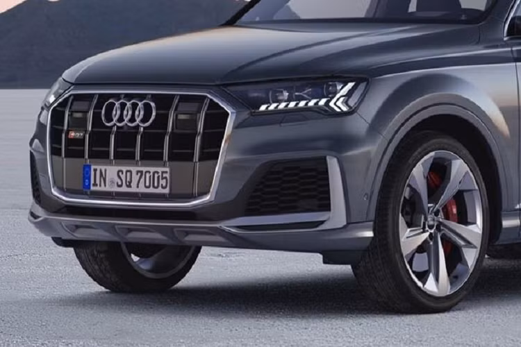 Hệ thống dẫn động tiêu chuẩn tất cả các bánh Quattro trên SQ7 TDI 2020 kết hợp với hộp số tự động 8 cấp Tiptronic. SUV mới của hãng xe Đức vẫn có khả năng lái bốn bánh, rút ngắn khoảng cách phanh khi sử dụng phanh gốm carbon hiệu suất cao.