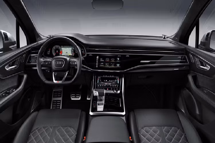 Cũng như Q7 mới nhất, bản hiệu suất cao SQ7 TDI 2020 được trang bị hai màn hình cỡ lớn ngay trung tâm bảng điều khiển. Phía trên là màn hình thông tin giải trí, phía dưới chỉnh một vài thông số của xe như hệ thống điều hòa nhiệt độ.