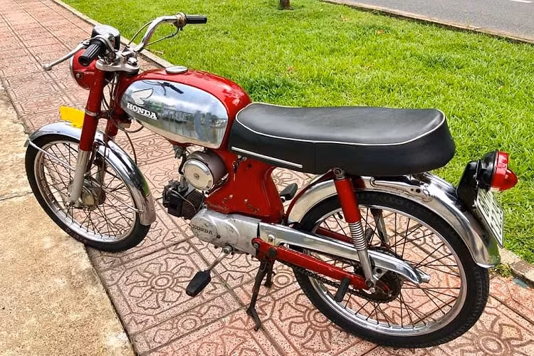 Điều này được thể hiện rõ qua kết cấu khung thép dập hàn hình chữ T nguyên khối và động cơ OHV có thể dễ dàng tháo rời. Với dung tích chỉ 50cc, công suất động cơ này chỉ đạt khoảng 4,5 mã lực.