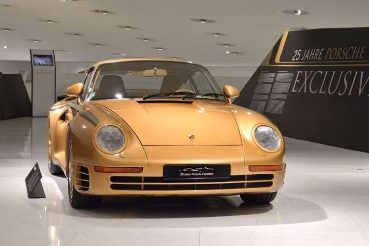 Chiếc xe thể thao Porsche 959 này đã thắng cuộc đua Paris-Dakar và đồng thời đạt danh hiệu chiếc xe nhanh nhất thế giới vào năm đó. Đây cũng chính là chiếc xe đầu tiên phá vỡ rào cản tốc độ ở mức 305km/h.