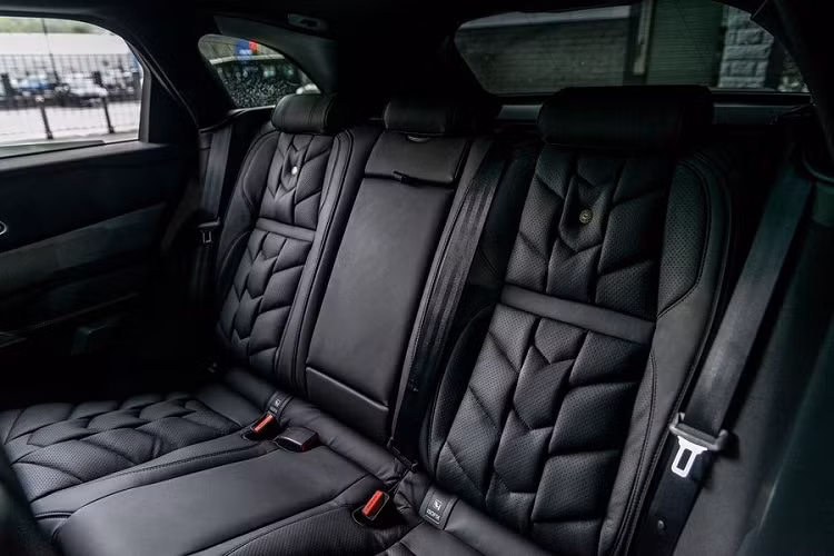 "Kahn" còn cớ các ghế ngồi chỉnh điện, cửa sổ trời toàn cảnh, kính riêng tư, viền trang trí màu đen piano...