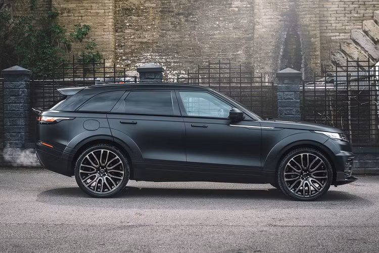 Giá xe Range Rover Velar P300 Pace Car của Kahn hiện đang được rao bán pở mức 63.999 bảng Anh (khoảng 1,85 tỷ đồng), chiếc xe đã từng có hai chủ sở hữu trước đó nhưng mới chỉ đi được 4.828km.