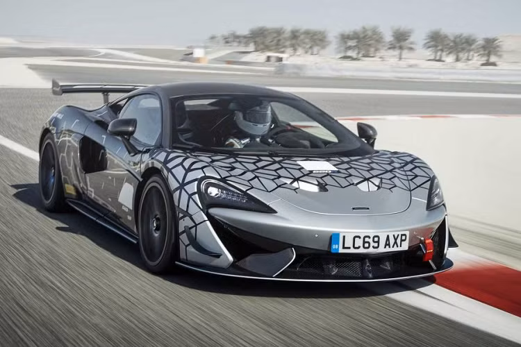 Mclaren sẽ bán ra tổng cộng 350 chiếc 620R, hãng sẽ chỉ cung cấp ba màu sơn cơ bản chi chiếc xe này là: đen sọc cam (Onyx Black), trắng sọc cam (Silica White), cam sọc trắng(Mclaren Orange). Bên cạnh đó, nếu muốn sở hữu chiếc xe với nhiều kiểu phối màu hơn, MSO vẫn sẽ sẵn sàng can thiệp với vô số màu sắc có sẵn cũng như tạo màu mới nếu khách hàng muốn. Giá xe Mclaren 620R 2020 chưa được công bố.