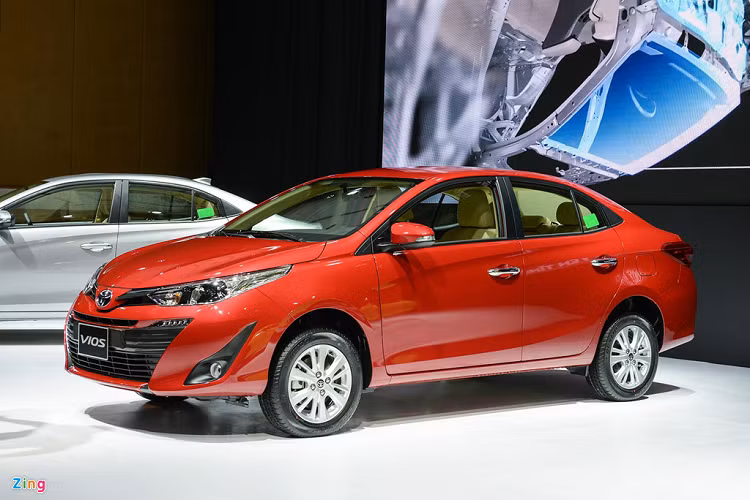 Toyota Vios được trang bị động cơ 1.5L cho công suất 107 mã lực, mô-men xoắn cực đại 140 Nm kết hợp với hộp số sàn 6 cấp hoặc hộp số CVT. Toyota Vios có 3 phiên bản là Vios E MT giá 490 triệu đồng, Vios E CVT giá 540 triệu đồng và Vios G CVT giá 570 triệu đồng. Toyota Vios là "ông vua doanh số" phân khúc B và luôn nằm trong top xe bán chạy nhất thị trường.