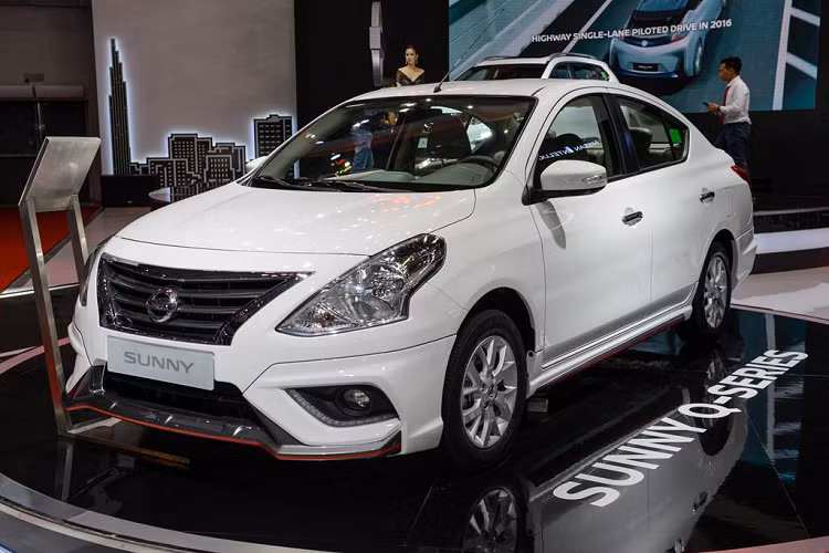 Nissan Sunny giá rẻ sở hữu ddộng cơ có dung tích 1.5L, 4 xy-lanh, cho công suất 98 mã lực tại 6.000 vòng/phút và mô-men xoắn 134 Nm tại 4.000 vòng/phút. Hộp số tự động 4 cấp, dẫn động cầu trước. Xe có 5 phiên bản bao gồm một phiên bản số sàn và 4 phiên bản số tự động có mức giá từ 448 đến 518 triệu đồng. Sunny là mẫu xe có thiết kế tương đồng với Soluto, tuy nhiên mức giá lại cao hơn khá nhiều. Mẫu xe này cũng đã lâu chưa được nâng cấp và có phần lỗi thời 