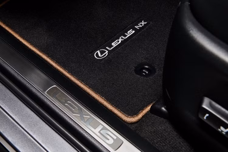 Dù được hoàn thiện trong màu sơn nào, Lexus NX 300 Black Line Special Edition 2020 cũng sở hữu lưới tản nhiệt màu đen có viền bao màu đen, hốc đèn sương mù màu đen và ốp gương chiếu hậu cũng là màu đen.