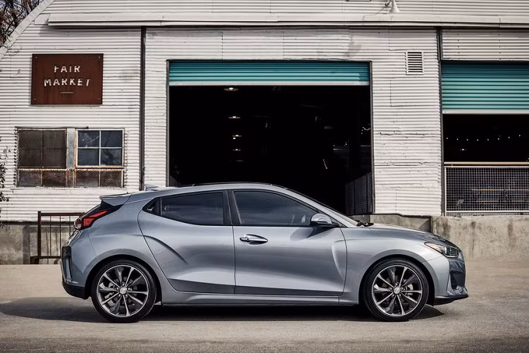 Bên cạnh đó, khung gầm trên những chiếc Veloster Turbo cũng đã được gia cố thêm với hệ thống treo được sửa đổi đặc biệt theo dòng xe, nhằm mang lại trải nghiệm lái thú vị hơn nữa.