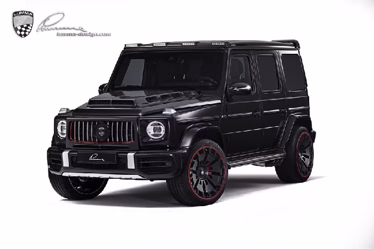 Đầu tiên, nhà độ đã trang bị cho chiếc siêu SUV Mercedes-AMG G63 địa hình trứ danh một loạt các chi tiết từ sợi carbon như nắp capo mới, tấm trần với nhiều đèn LED, ốp gương chiếu hậu, tay nắm cửa, cản sau và ốp bánh sơ cua.