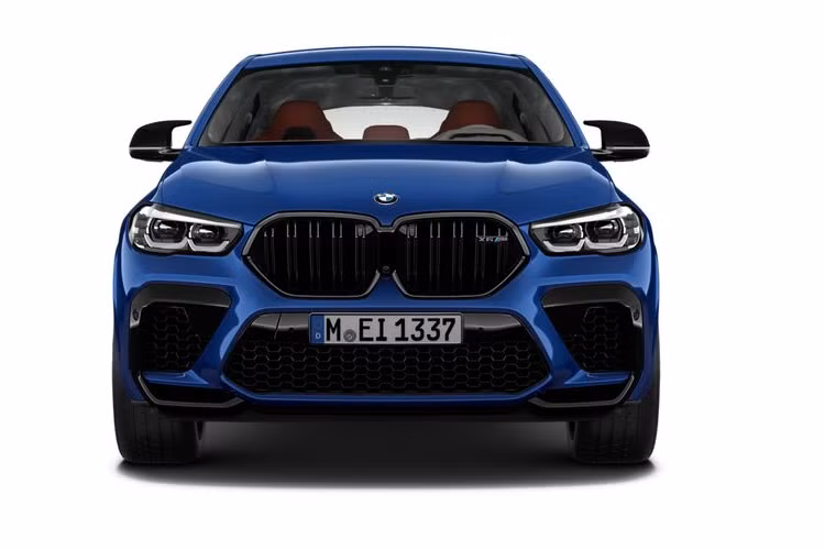 Về nội thất, X5/X6 M có thể được hoàn thiện trong nhiều chủ đề khác nhau, bao gồm da bọc Merino màu cam Sakhir Orange. Khách hàng còn có nhiều gói nâng cấp để lựa chọn như gói Visibility (bổ sung hệ thống chiếu sáng LaserLights của BMW),...