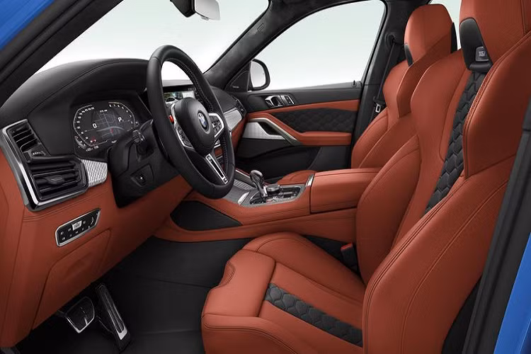 Gói M Driver giúp gia tăng tốc độ tối đa và gói Comfort Plus Package bao gồm cửa hít khí, bộ lọc không khí Ambient Air, kích cách âm tốt hơn, sưởi cho ghế trước / sau và chức năng massage cho hàng ghế trước.