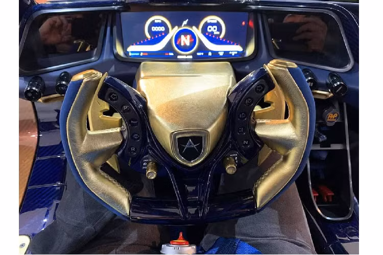 Apollo Intensa Emozione được trang bị động cơ V12 hút khí tự nhiên, dung tích 6,3 lít được thiết kế lại trên nền tảng động cơ từ Ferrari, cung cấp công suất cực đại 769 mã lực và mô-men xoắn cực đại 760 Nm. Xe có khả năng tăng tốc 0 – 100 km/h trong 2,8 giây trước khi đạt tốc độ giới hạn điện tử ở mức 330 km/h.
