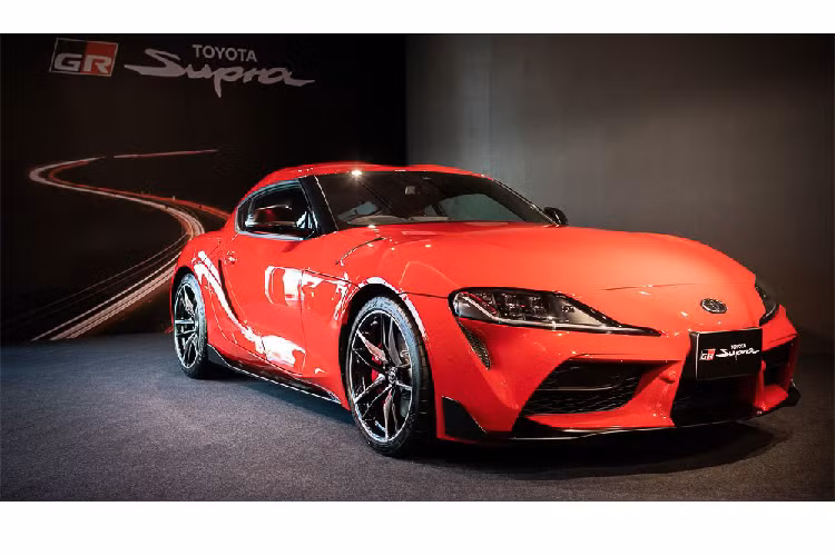 Về thiết kế, Toyota Supra 2020 mới ảnh hưởng rất nhiều từ mẫu concept FT-1 mà hãng Toyota đã ra mắt vào năm 2016. Ngoại hình Supra đầy những đường cong gợi cảm tạo nên phong cách thể thao, vạm vỡ và sexy.
